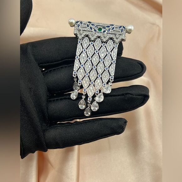 Regal Elegance Crystal Brooch-Vintage Art Deco Pin with Pearls and Gem Accents - Picture 10 of 10